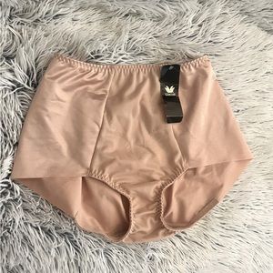 WACOAL Core Tummy Control & Booty Sculpt Panty Size Medium / Nude